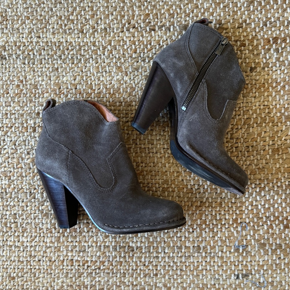 Frye Madeline Short Suede Gray Western Ankle
Booties